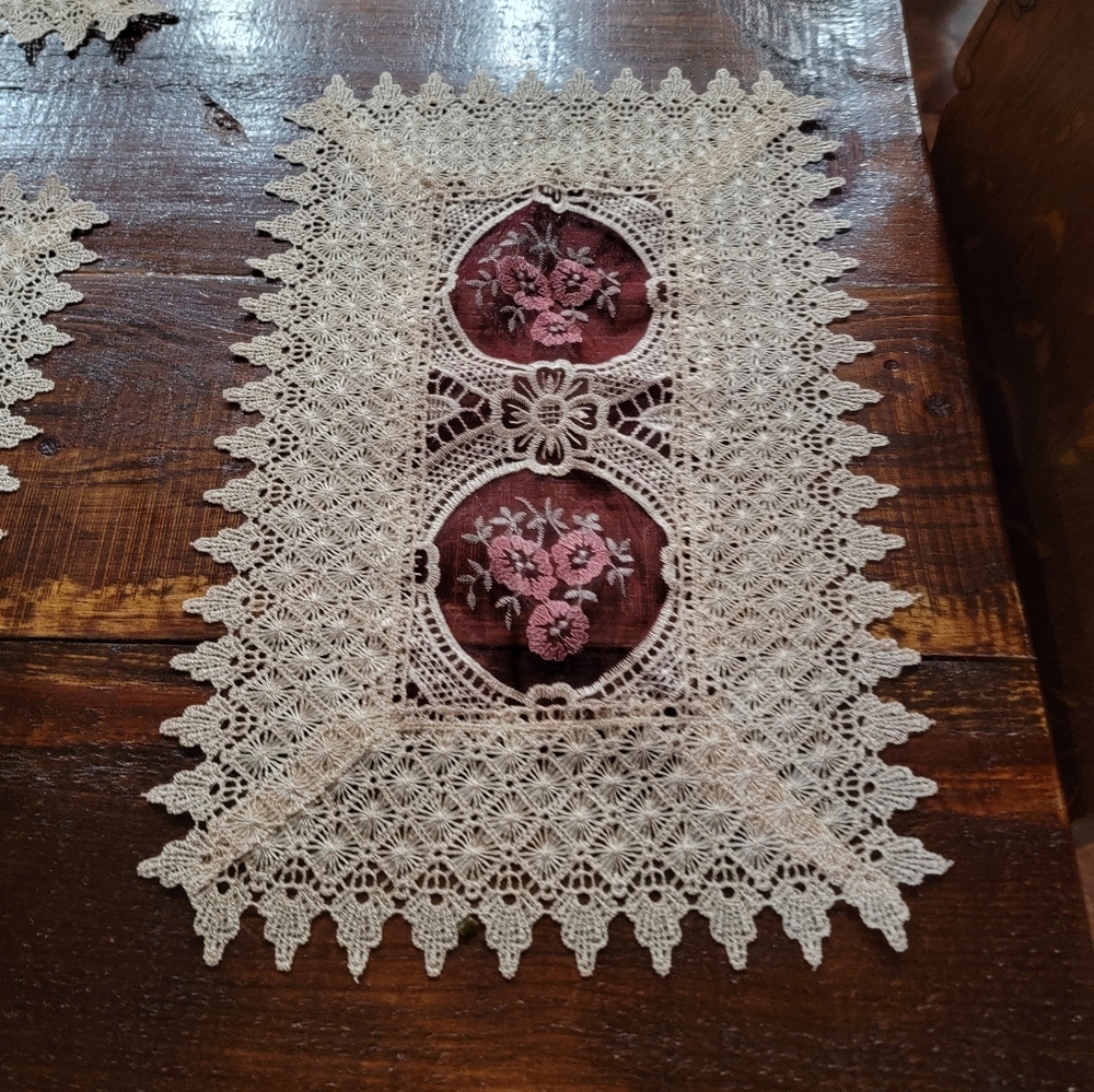 Victorian design placemats or doilies - Picture 7 of 8